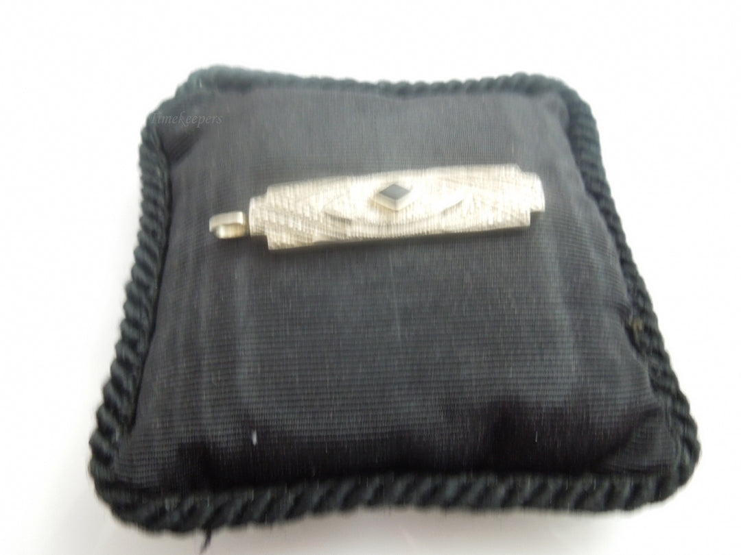 q022 A Lovely Sterling Silver Rectangle Pendant/Locket