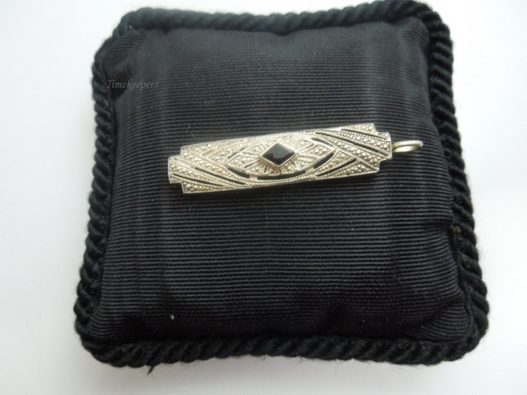 q022 A Lovely Sterling Silver Rectangle Pendant/Locket