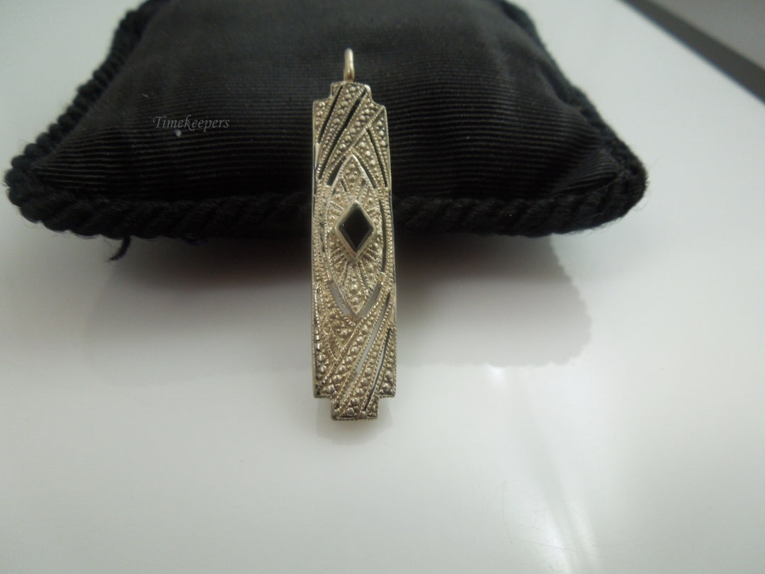 q022 A Lovely Sterling Silver Rectangle Pendant/Locket