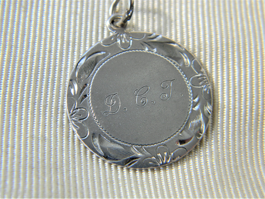 j413 Pretty Vintage Sterling Silver Engraved Round Charm/ Pendant