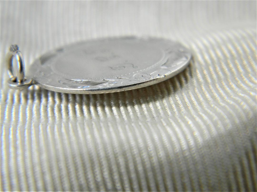 j413 Pretty Vintage Sterling Silver Engraved Round Charm/ Pendant