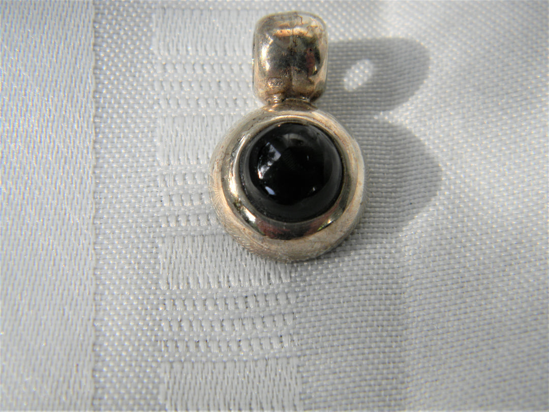 j419 Beautiful Round Black Stone Pendant in Sterling Silver