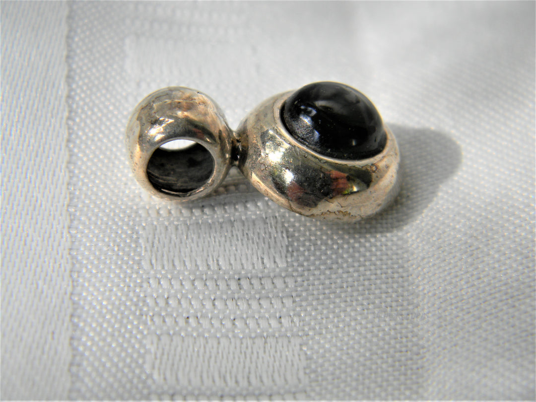j419 Beautiful Round Black Stone Pendant in Sterling Silver