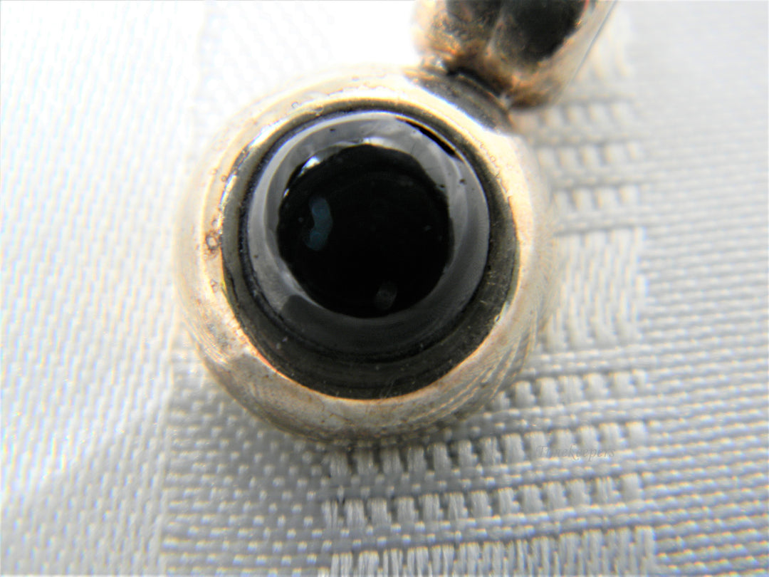 j419 Beautiful Round Black Stone Pendant in Sterling Silver
