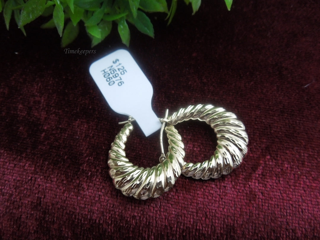 q039 Ladies 14k Yellow Gold Unique Hoop Earrings