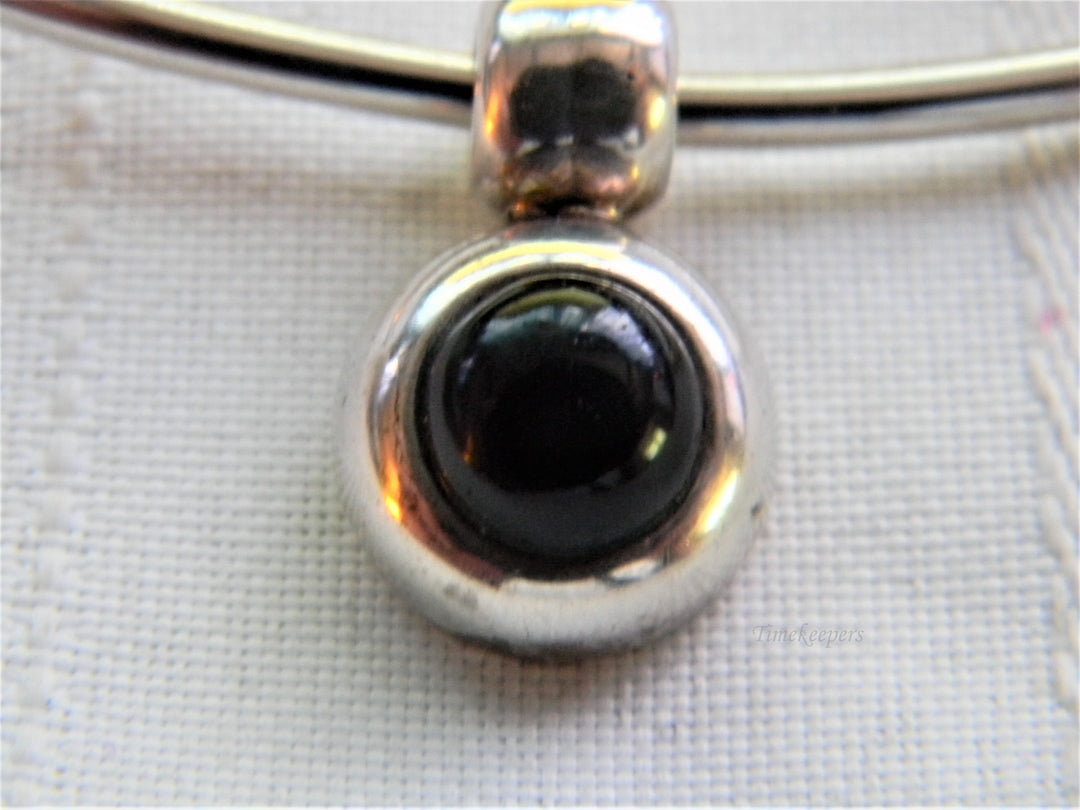j419 Beautiful Round Black Stone Pendant in Sterling Silver