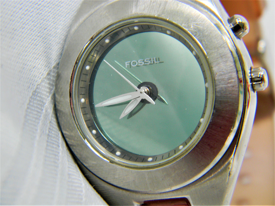 j428 Nice Women's Fossil Watch in Silver Tone and Silicone Band