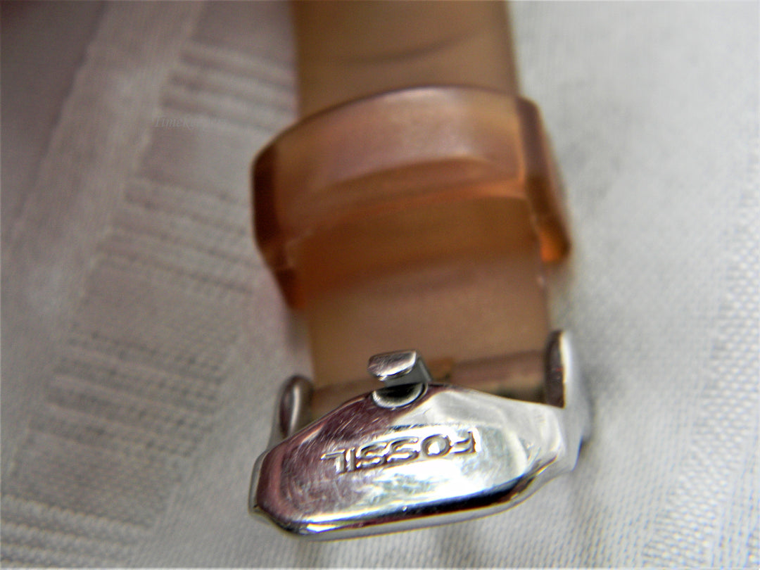 j428 Nice Women's Fossil Watch in Silver Tone and Silicone Band