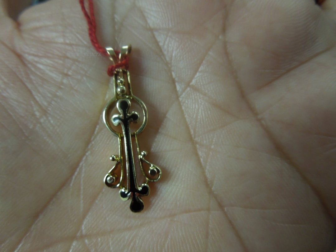 q051 Elegant 14k Yellow Gold Enamel Pendant/Locket/Charm