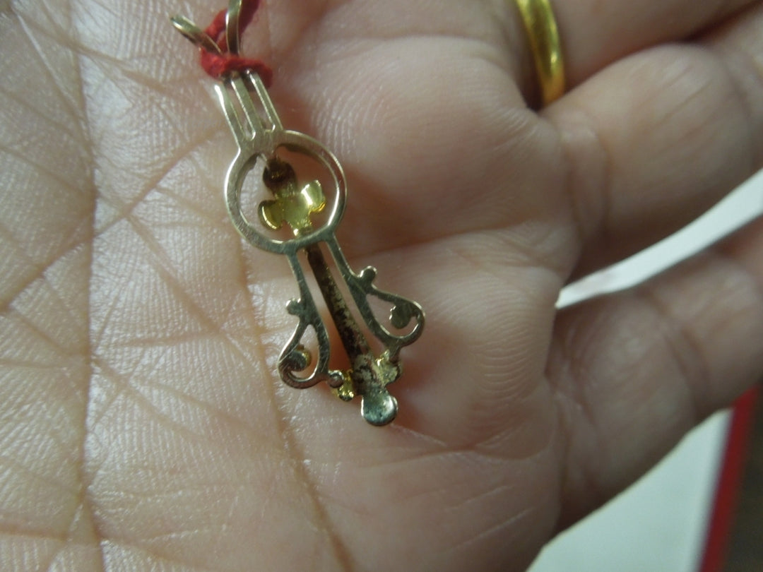 q051 Elegant 14k Yellow Gold Enamel Pendant/Locket/Charm