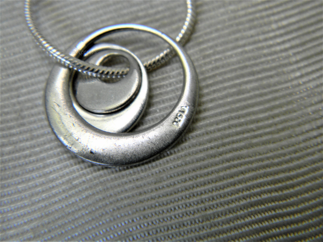 j452 Beautiful Sterling Silver Necklace with (3) Circle Pendant-Mother-Daughter