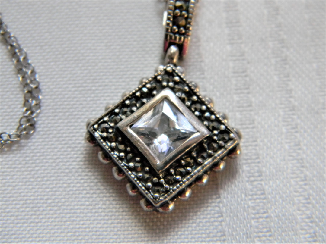 h516 Stunning Vintage Sterling Silver Diamond Shape Pendant with Rolo Chain