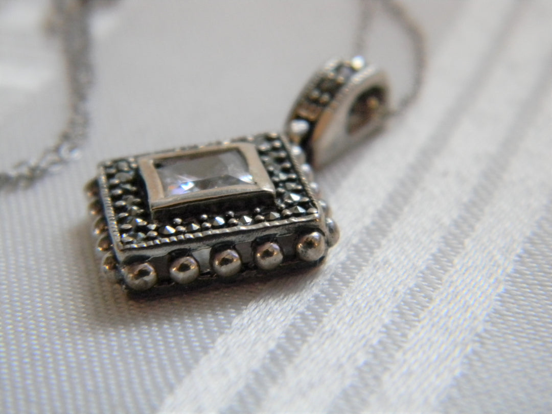 h516 Stunning Vintage Sterling Silver Diamond Shape Pendant with Rolo Chain