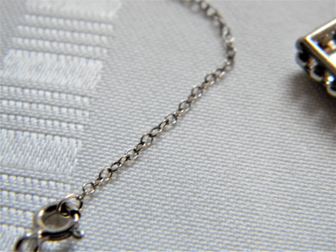 h516 Stunning Vintage Sterling Silver Diamond Shape Pendant with Rolo Chain