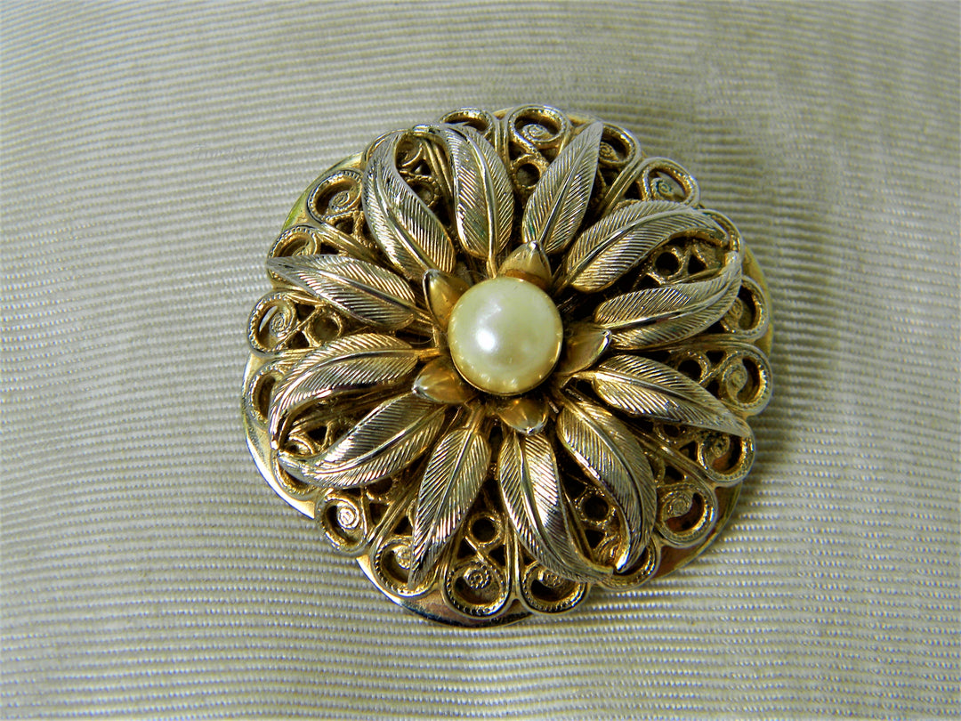 j469 Beautiful 1970's Lieba Scarf Clip in Gold Tone with Faux Pearl