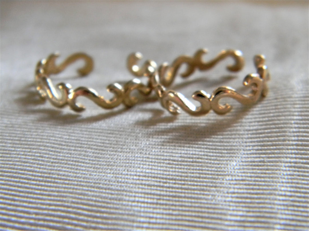 h528 Lovely Pair of Sterling Silver Toe Rings with Gold Wash (adjustable)