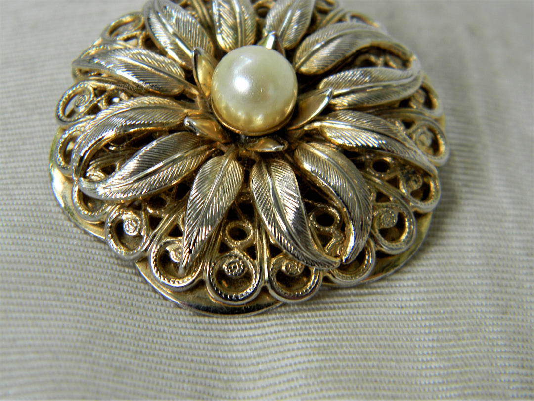 j469 Beautiful 1970's Lieba Scarf Clip in Gold Tone with Faux Pearl