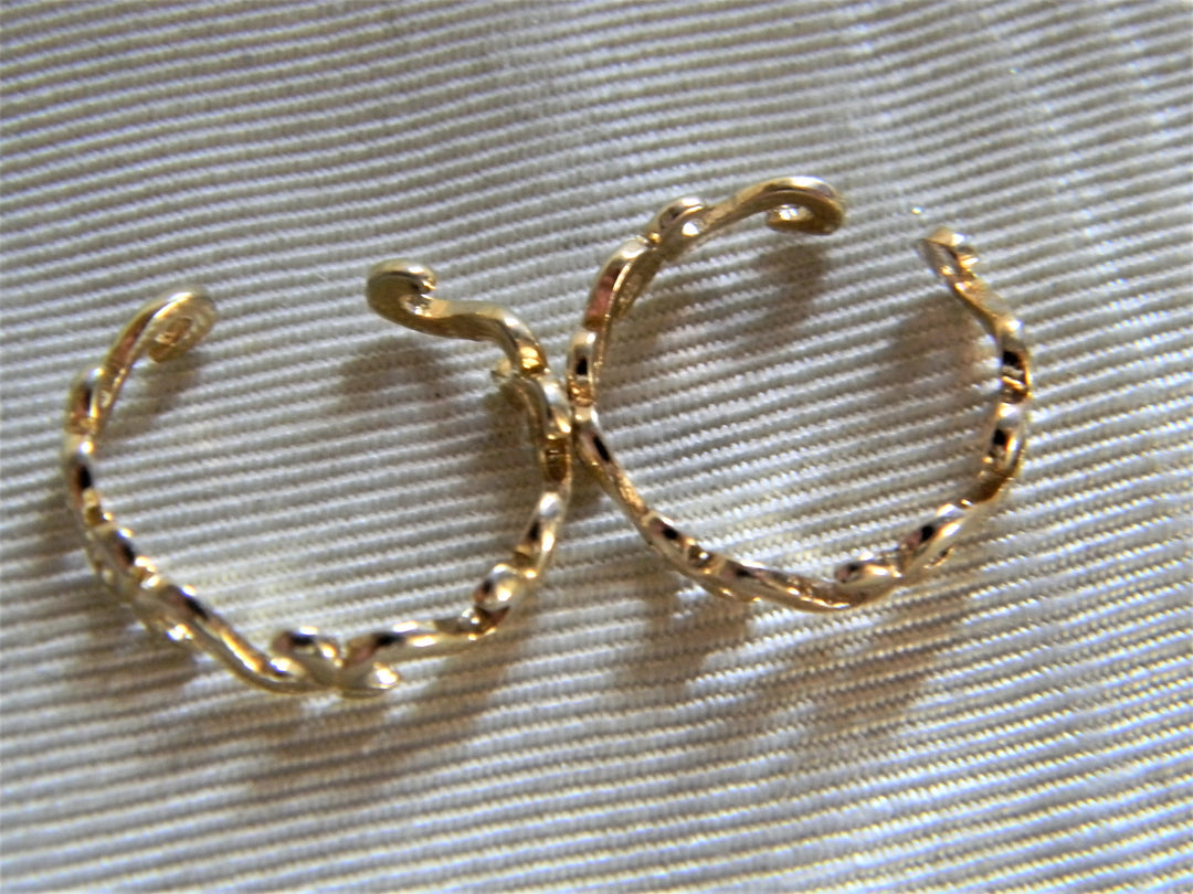 h528 Lovely Pair of Sterling Silver Toe Rings with Gold Wash (adjustable)