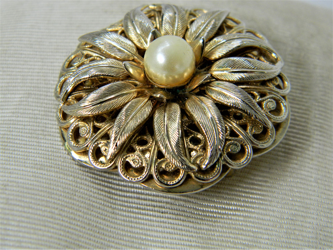 j469 Beautiful 1970's Lieba Scarf Clip in Gold Tone with Faux Pearl