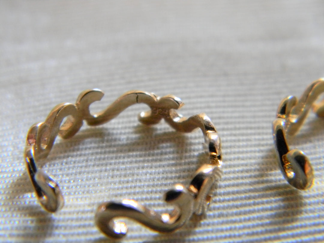 h528 Lovely Pair of Sterling Silver Toe Rings with Gold Wash (adjustable)