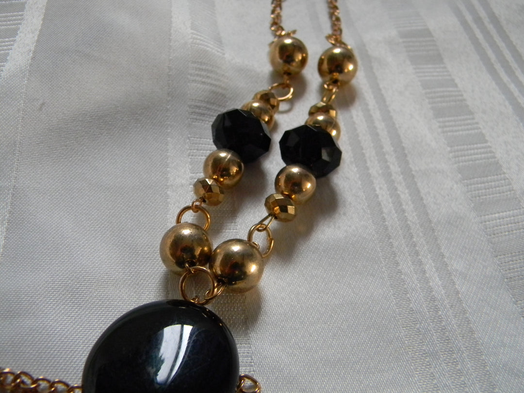 h532 Pretty Retro Long Chain Black and Gold Beaded Gold Tone Necklace
