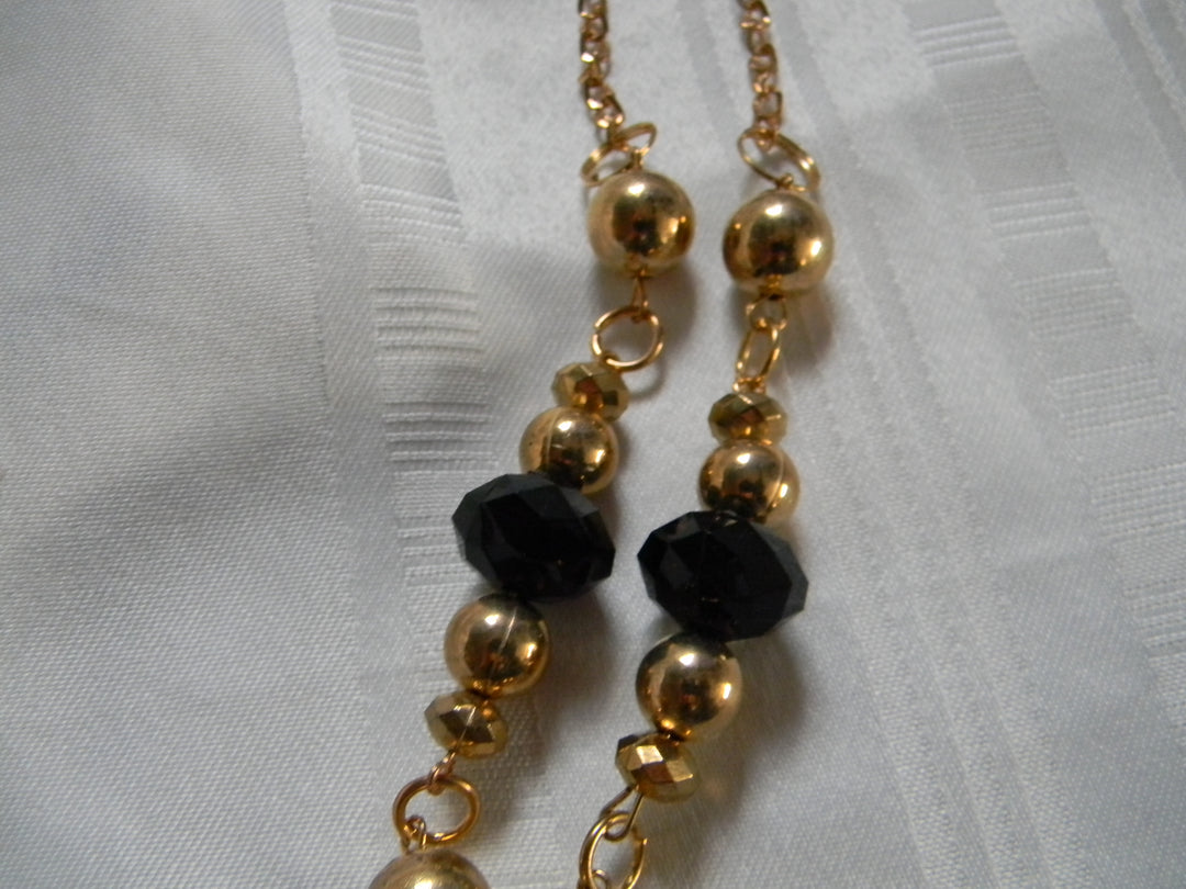 h532 Pretty Retro Long Chain Black and Gold Beaded Gold Tone Necklace