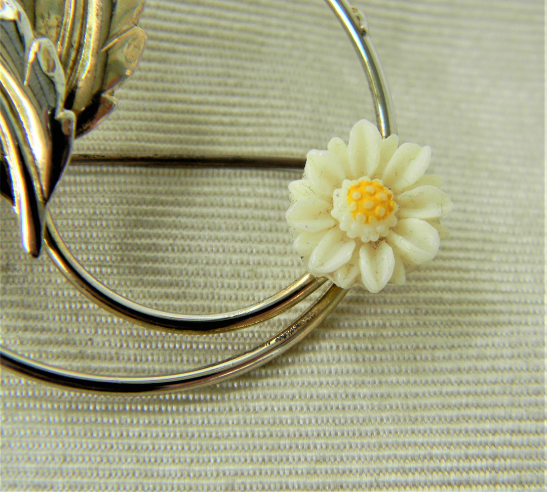 j470 Pretty Carved Flower and Circle Brooch with Leaves in Gold Tone