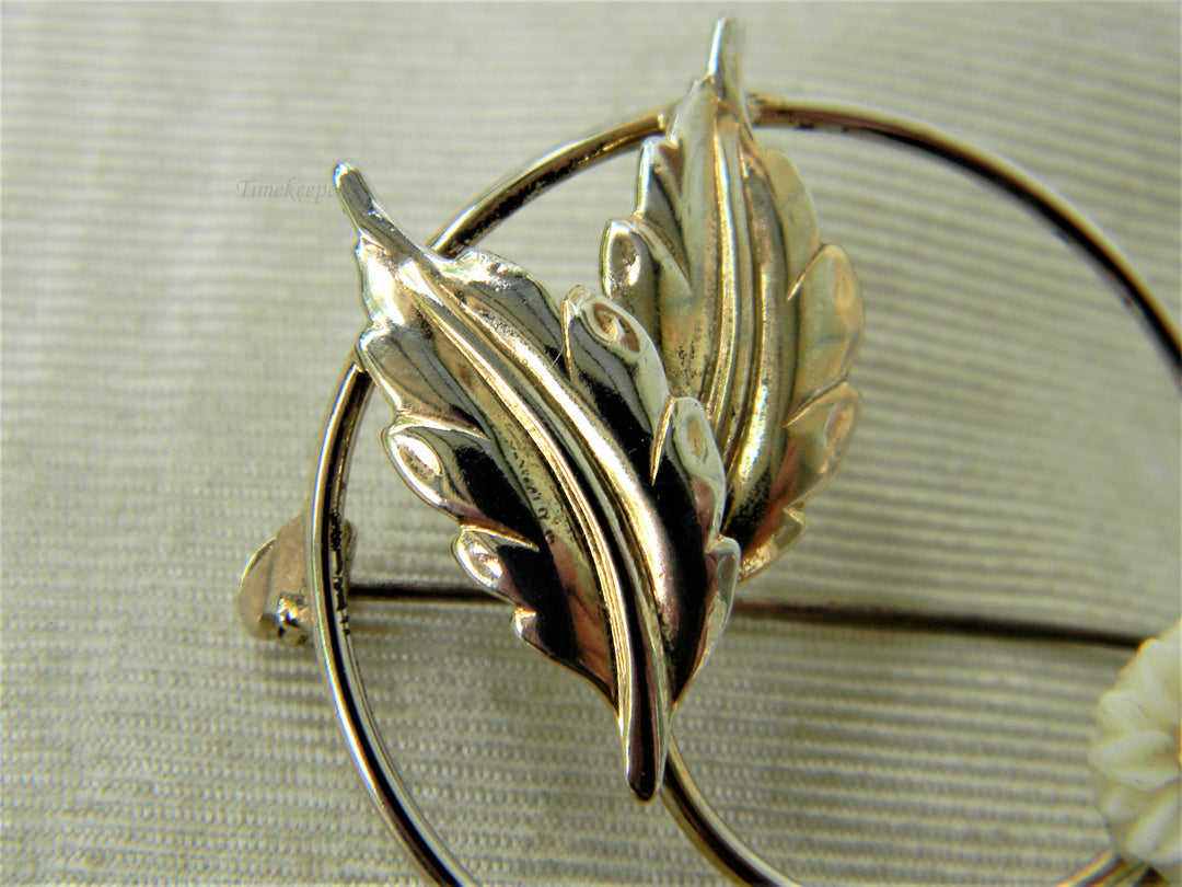 j470 Pretty Carved Flower and Circle Brooch with Leaves in Gold Tone