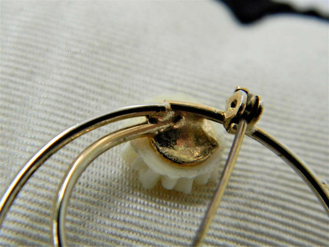 j470 Pretty Carved Flower and Circle Brooch with Leaves in Gold Tone