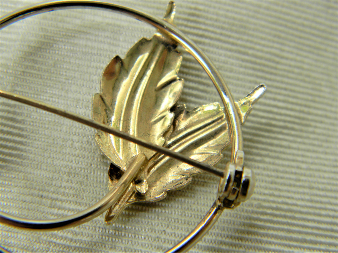 j470 Pretty Carved Flower and Circle Brooch with Leaves in Gold Tone