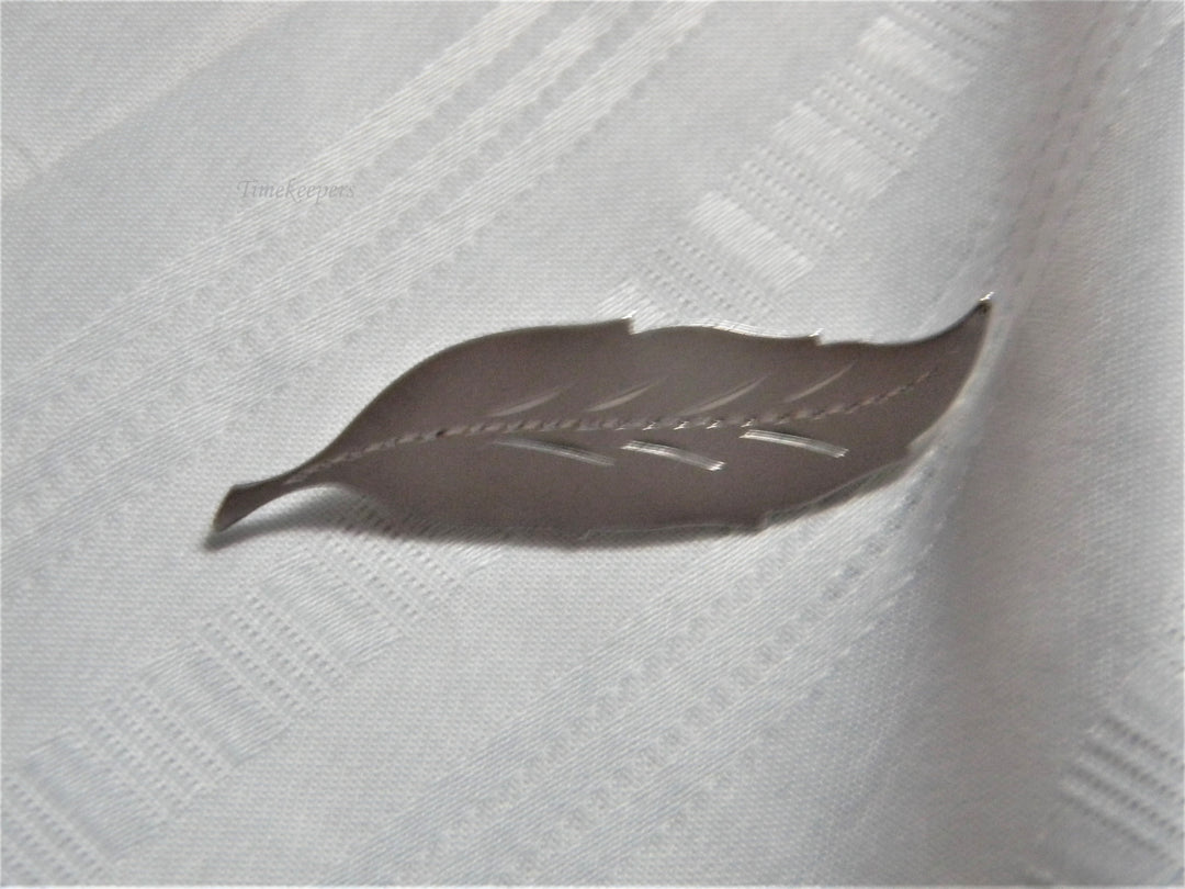 j500 Pretty Vintage Etched Leaf Brooch in Silver Tone