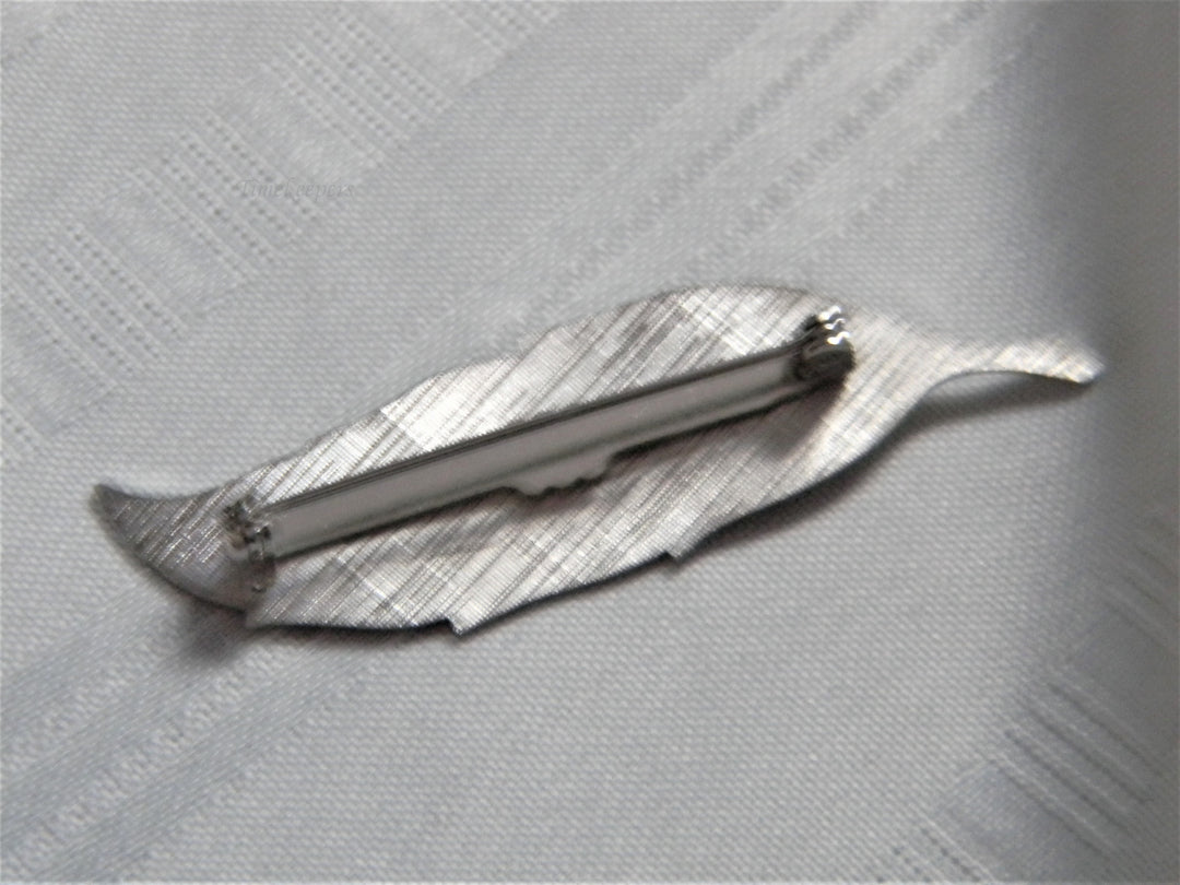 j500 Pretty Vintage Etched Leaf Brooch in Silver Tone