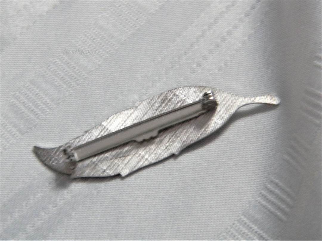 j500 Pretty Vintage Etched Leaf Brooch in Silver Tone