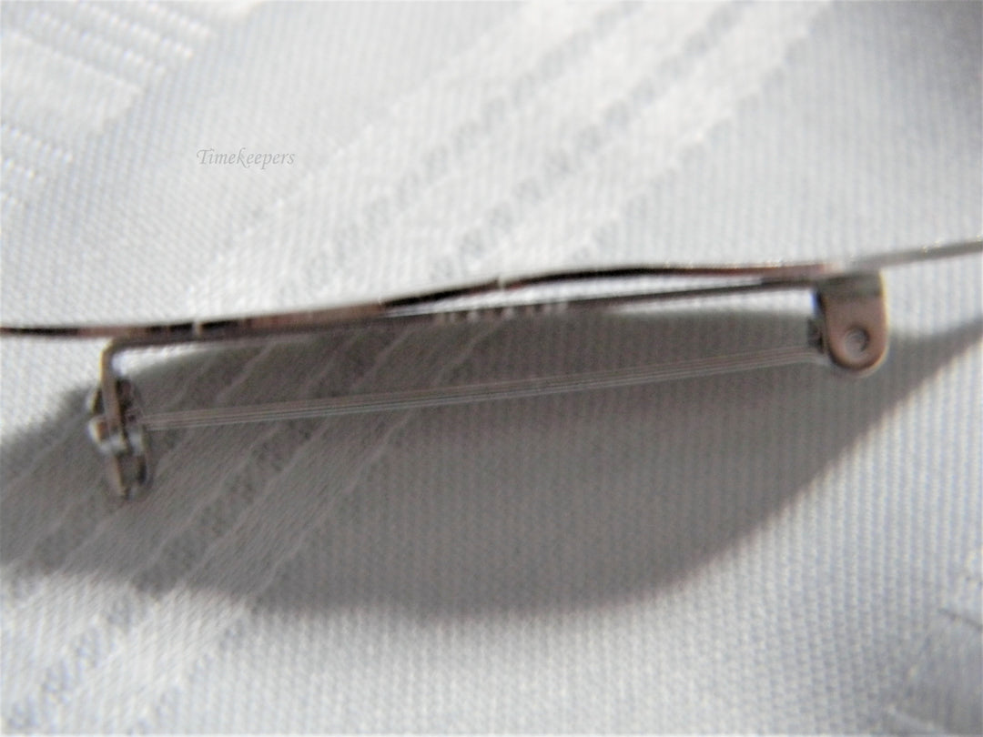 j500 Pretty Vintage Etched Leaf Brooch in Silver Tone