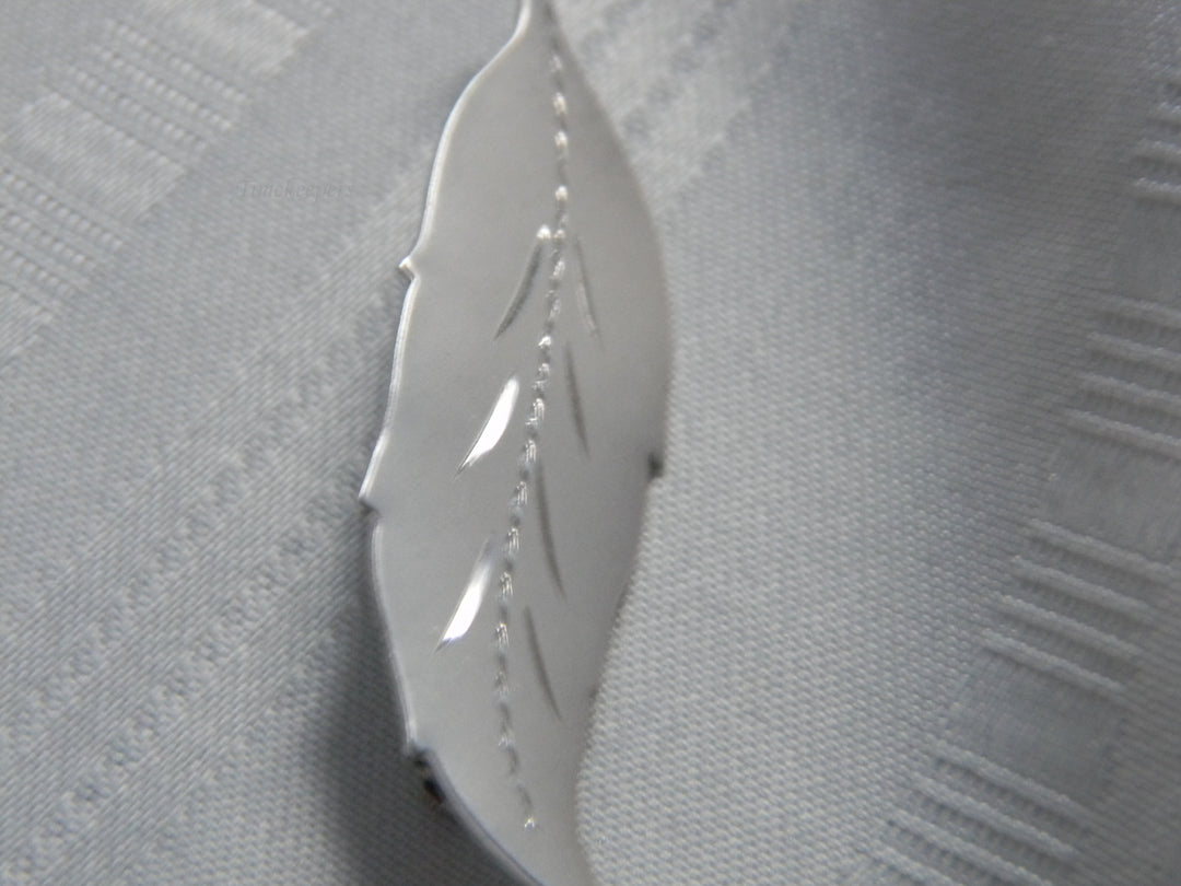 j500 Pretty Vintage Etched Leaf Brooch in Silver Tone
