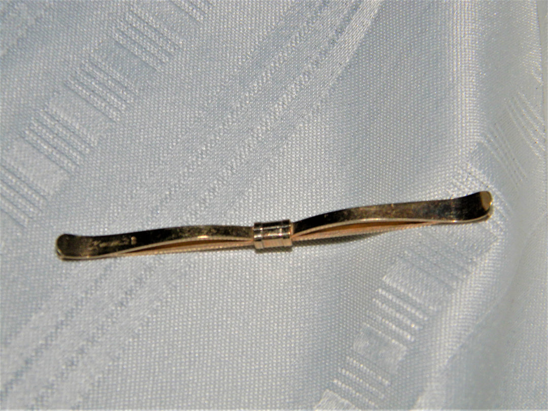 j504 Great Vintage Krementz Collar Stay in Gold Tone