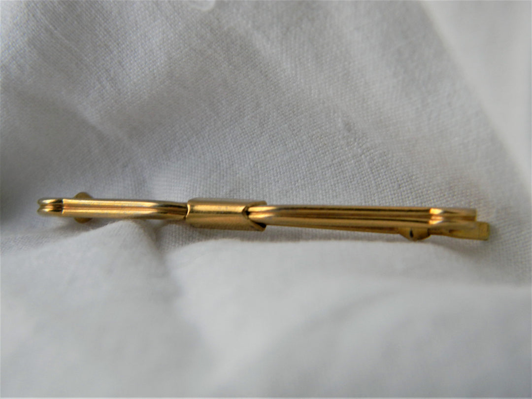 j503 Great Vintage Ball Grip Collar Stay in Gold Tone