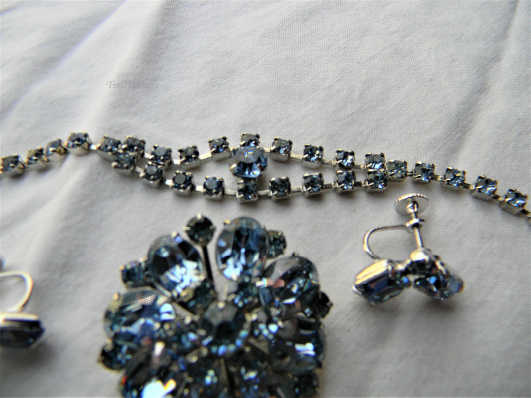 j515 Gorgeous Vintage Jewelry Set in Light Blue Stones and Silver Tone