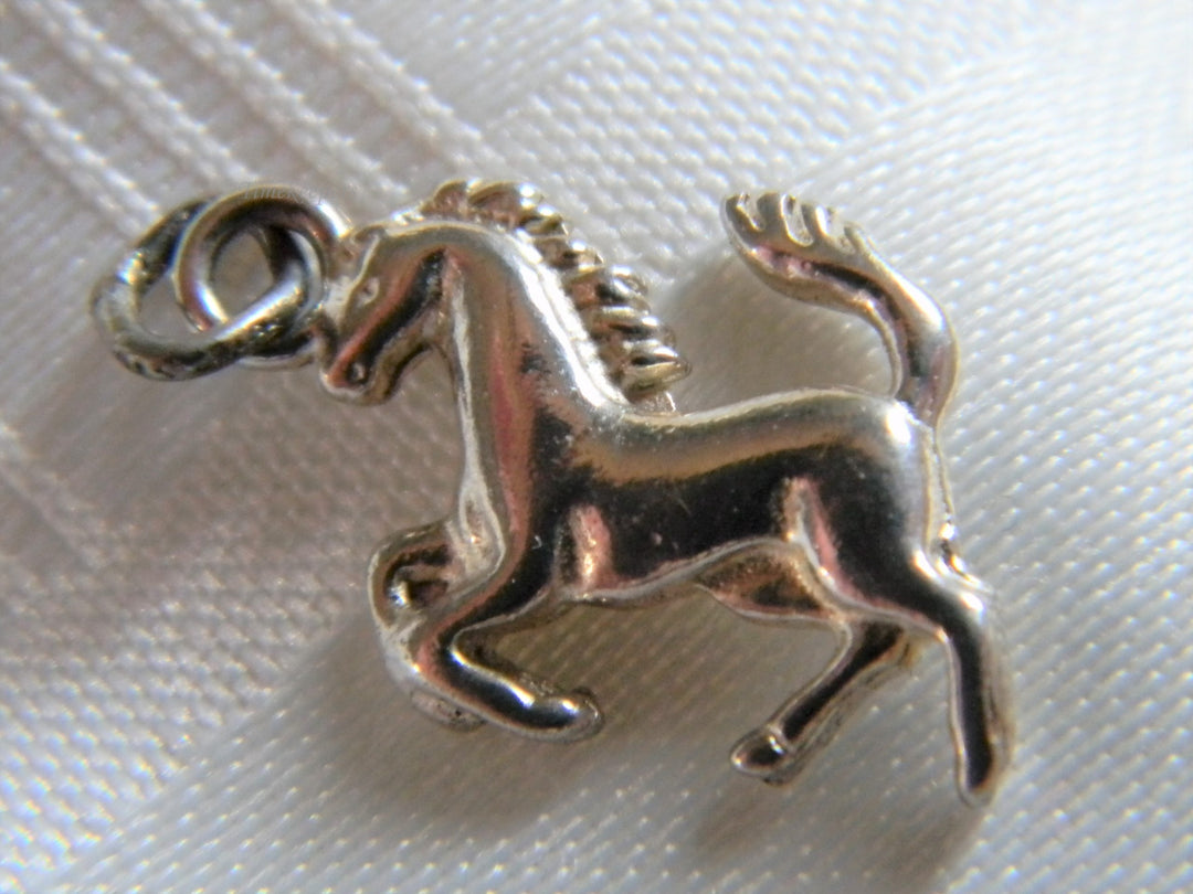 h597 Vintage Sterling Silver Horse in Motion Charm /Pendant