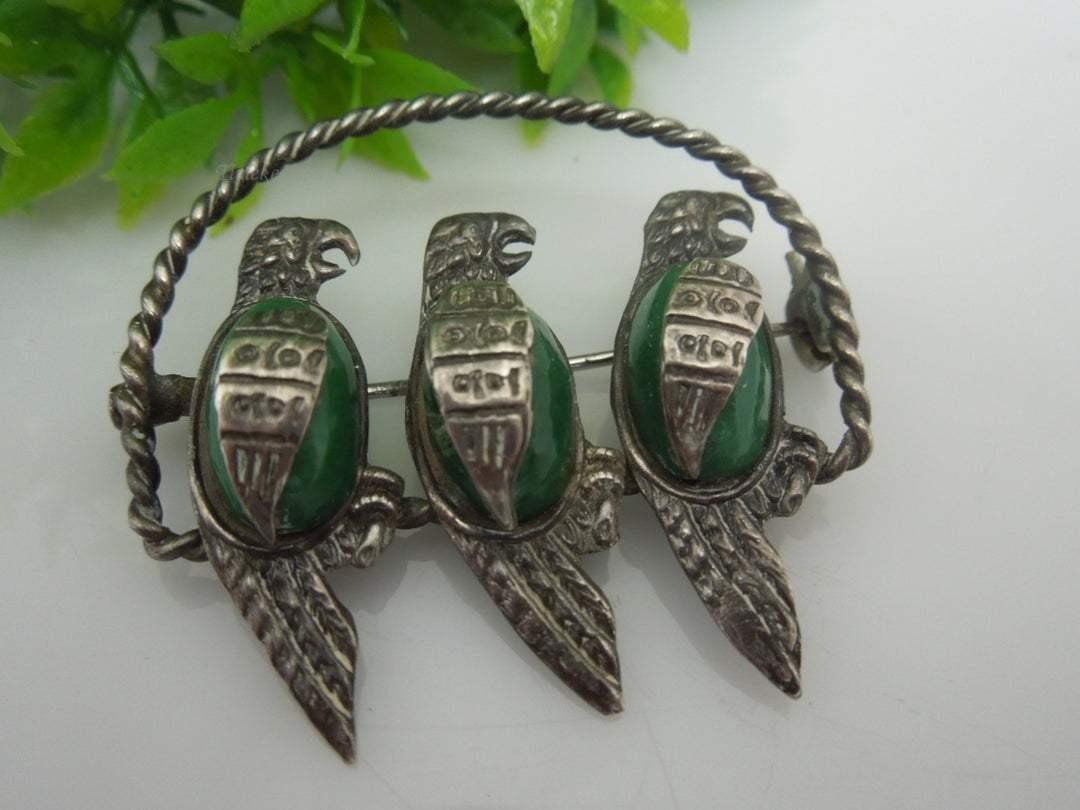 q188 1940 Vintage Sterling Silver Mexican 3 Bird Brooch with Green Stone