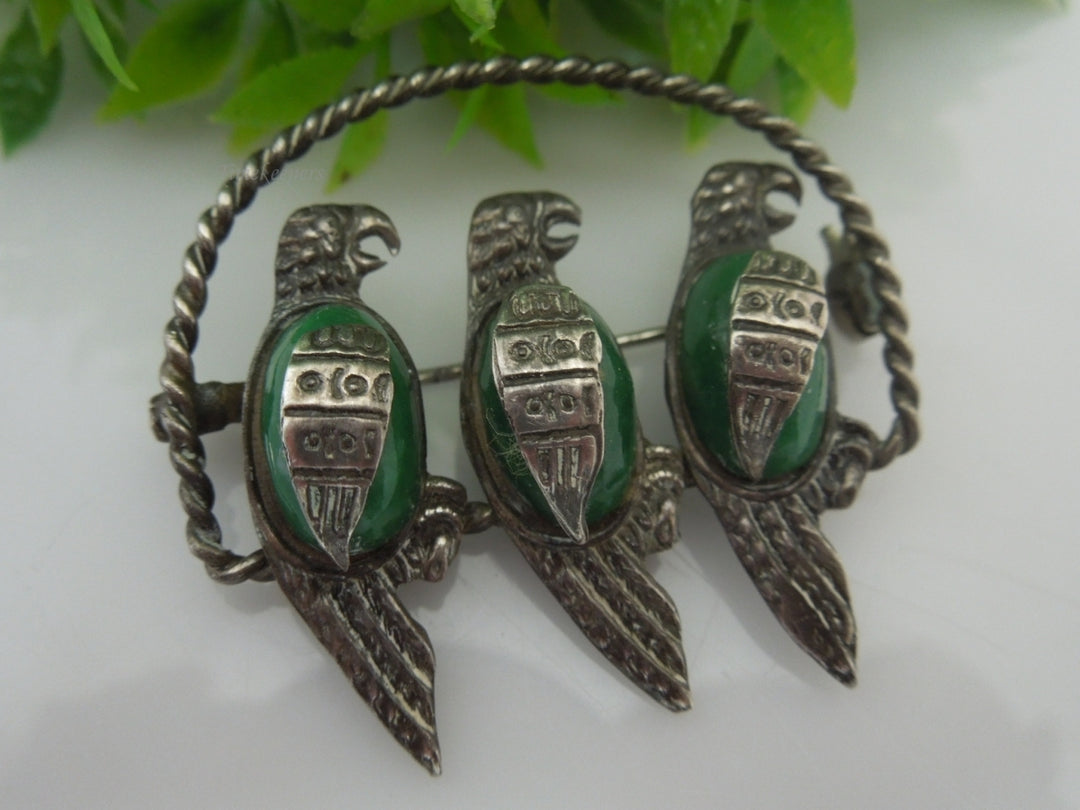 q188 1940 Vintage Sterling Silver Mexican 3 Bird Brooch with Green Stone