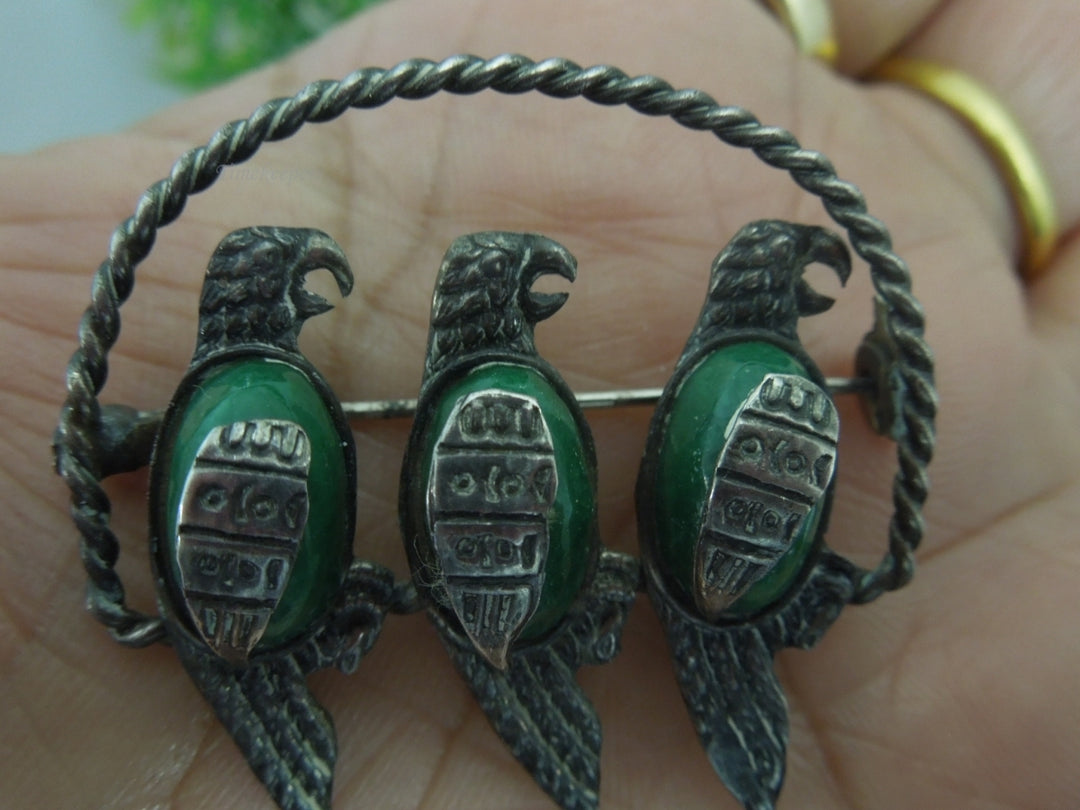 q188 1940 Vintage Sterling Silver Mexican 3 Bird Brooch with Green Stone