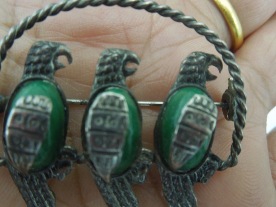 q188 1940 Vintage Sterling Silver Mexican 3 Bird Brooch with Green Stone