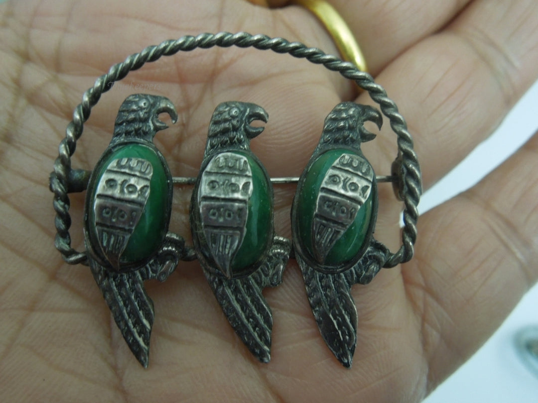 q188 1940 Vintage Sterling Silver Mexican 3 Bird Brooch with Green Stone