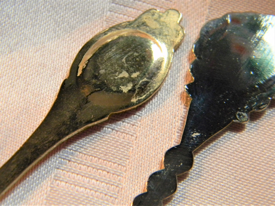 h609 Set of 2 Collectible Preowned Souvenir Spoon Indy 500, Santa Claus Indiana