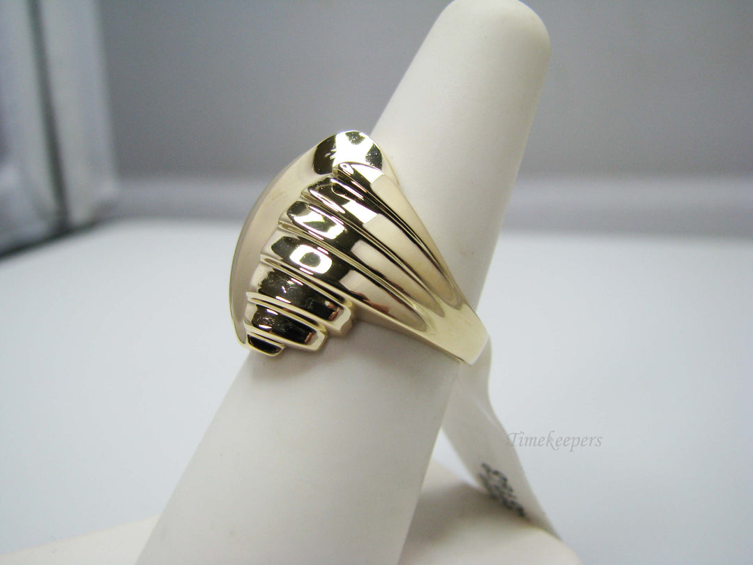 B148 Beautiful Ladies 14k free form ring