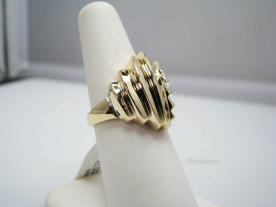 B148 Beautiful Ladies 14k free form ring