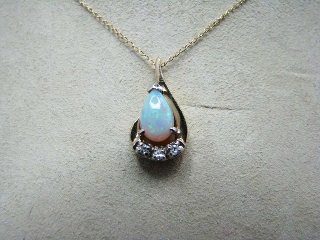 b160 Beautiful 14k Opal &amp; Diamond pendant with 16" chain