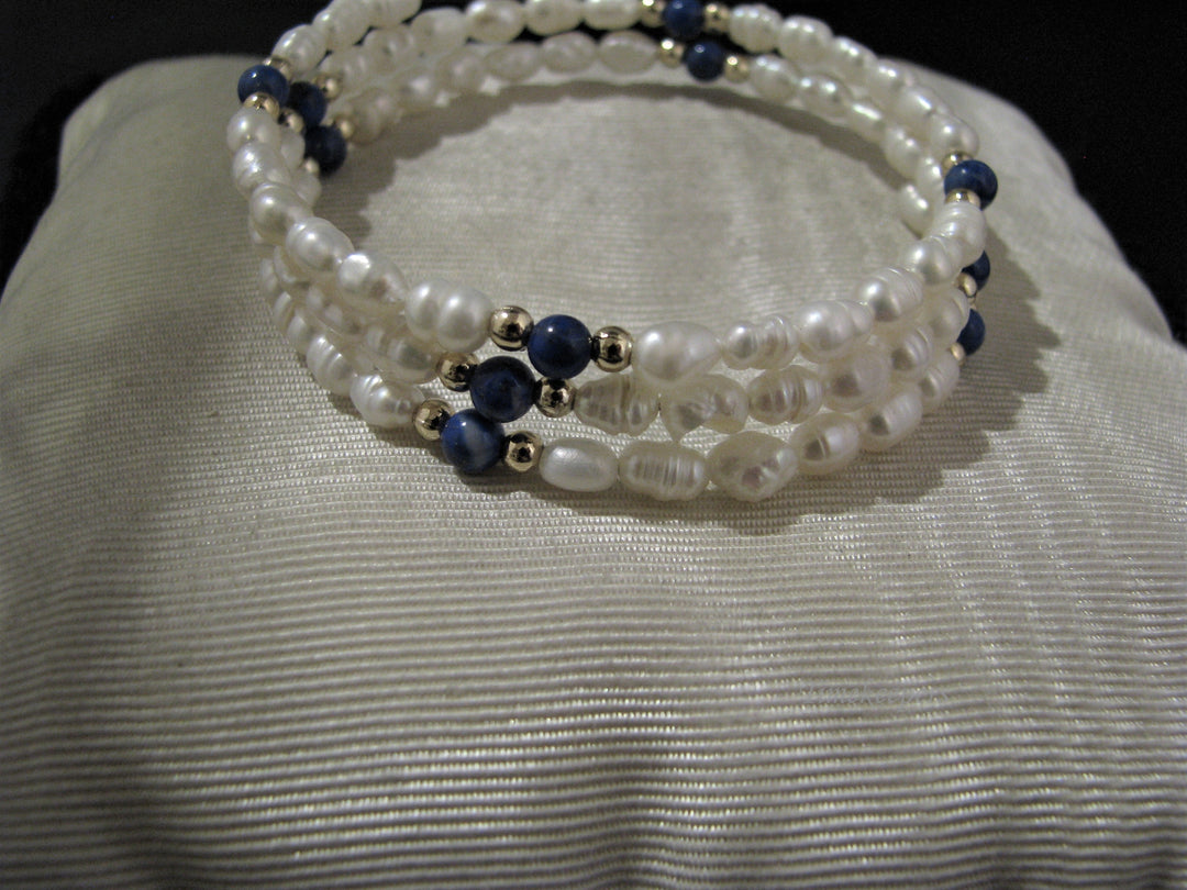 c828 Lovely Memory Wire Pearl and Blue Bead Bracelet