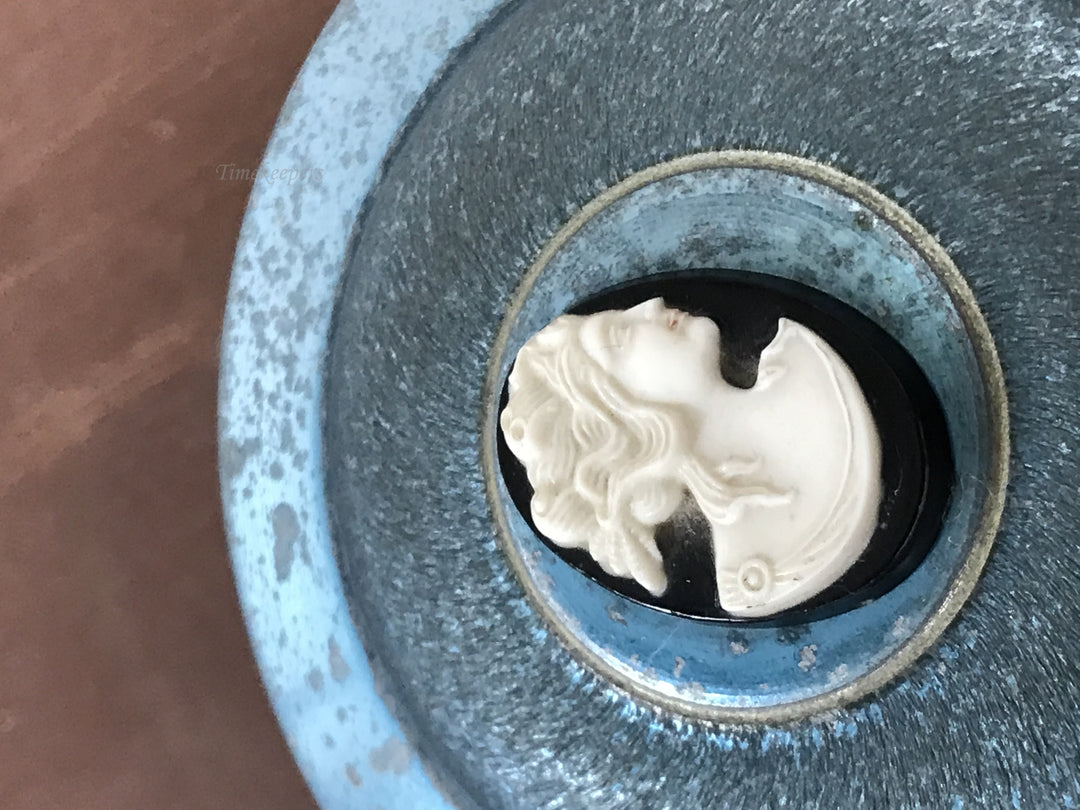 g241 1920s Blue Metal music box